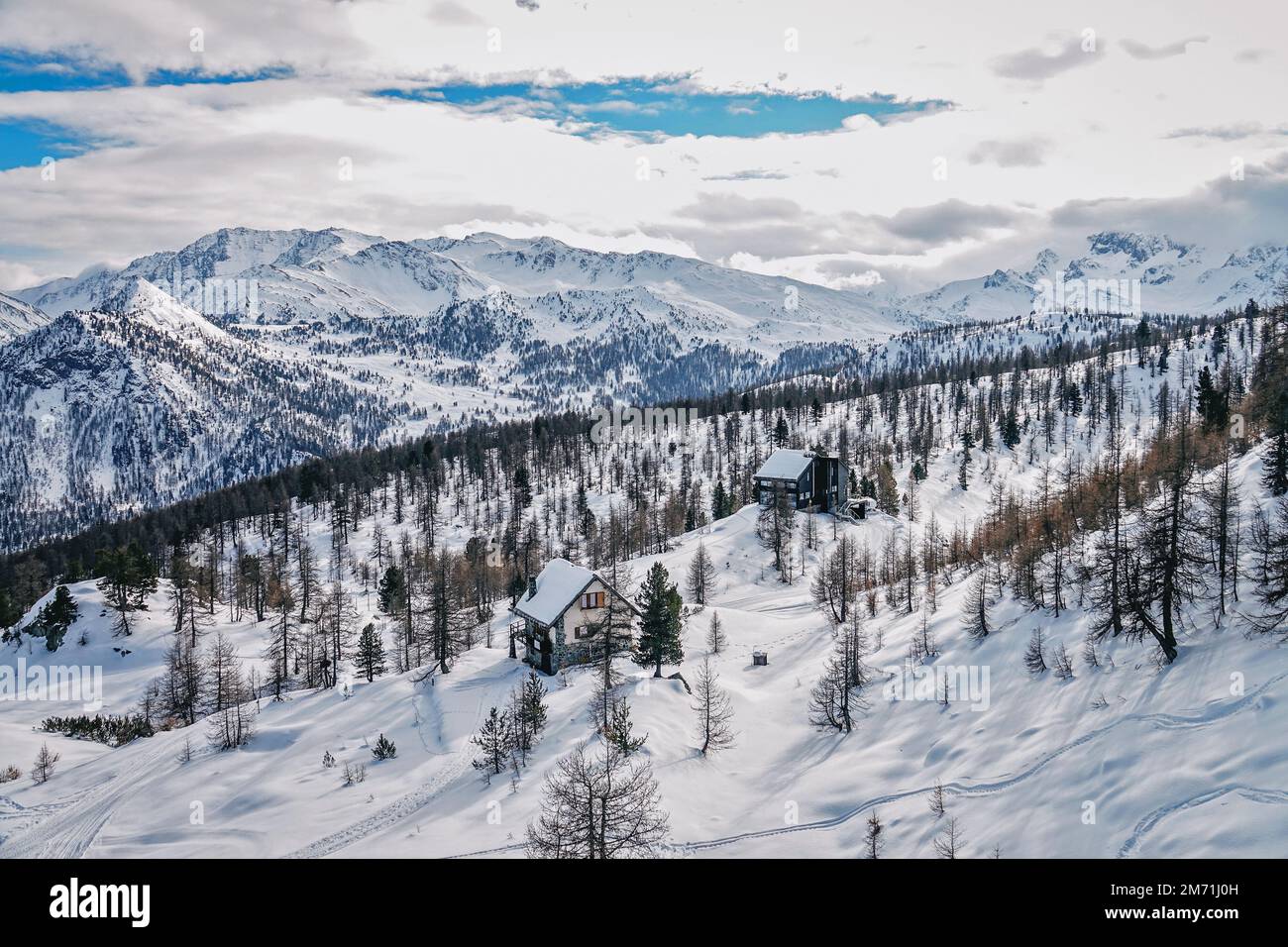 Vue d'ensemble Claviere station de ski dans le Piémont dans les Alpes à la frontière entre l'Italie et la France. Claviere, Italie - décembre 2022 Banque D'Images