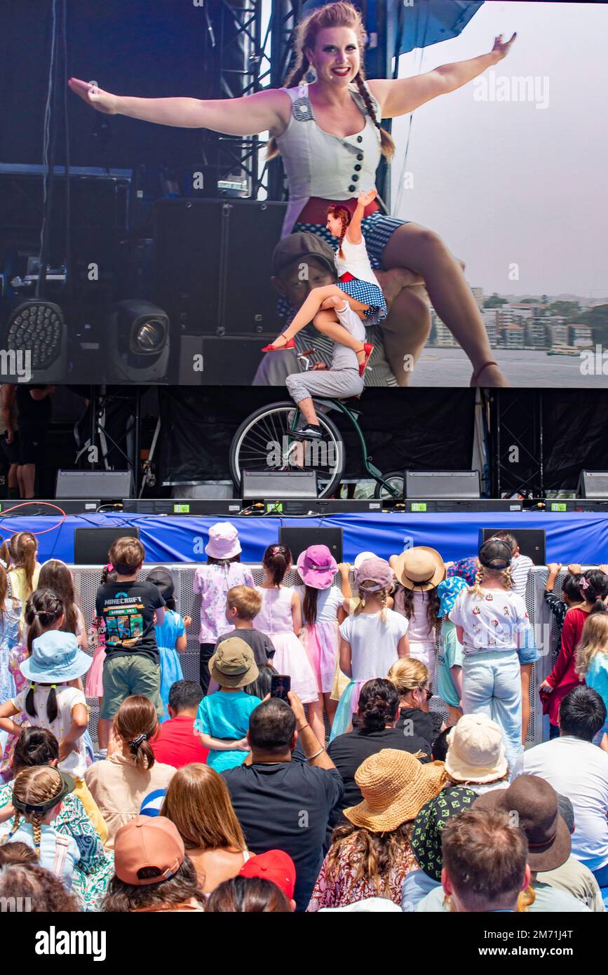 Les Gagaliardies se sont performances pour une jeune foule, sur scène à Elevate Sydney en janvier 2023 sur la Cahill Expressway en Nouvelle-Galles du Sud, en Australie Banque D'Images