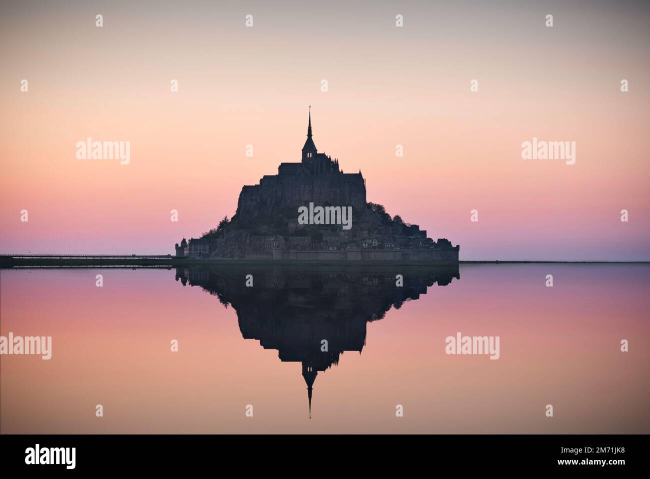 Photo du Mont Saint Michel au coucher du soleil Banque D'Images