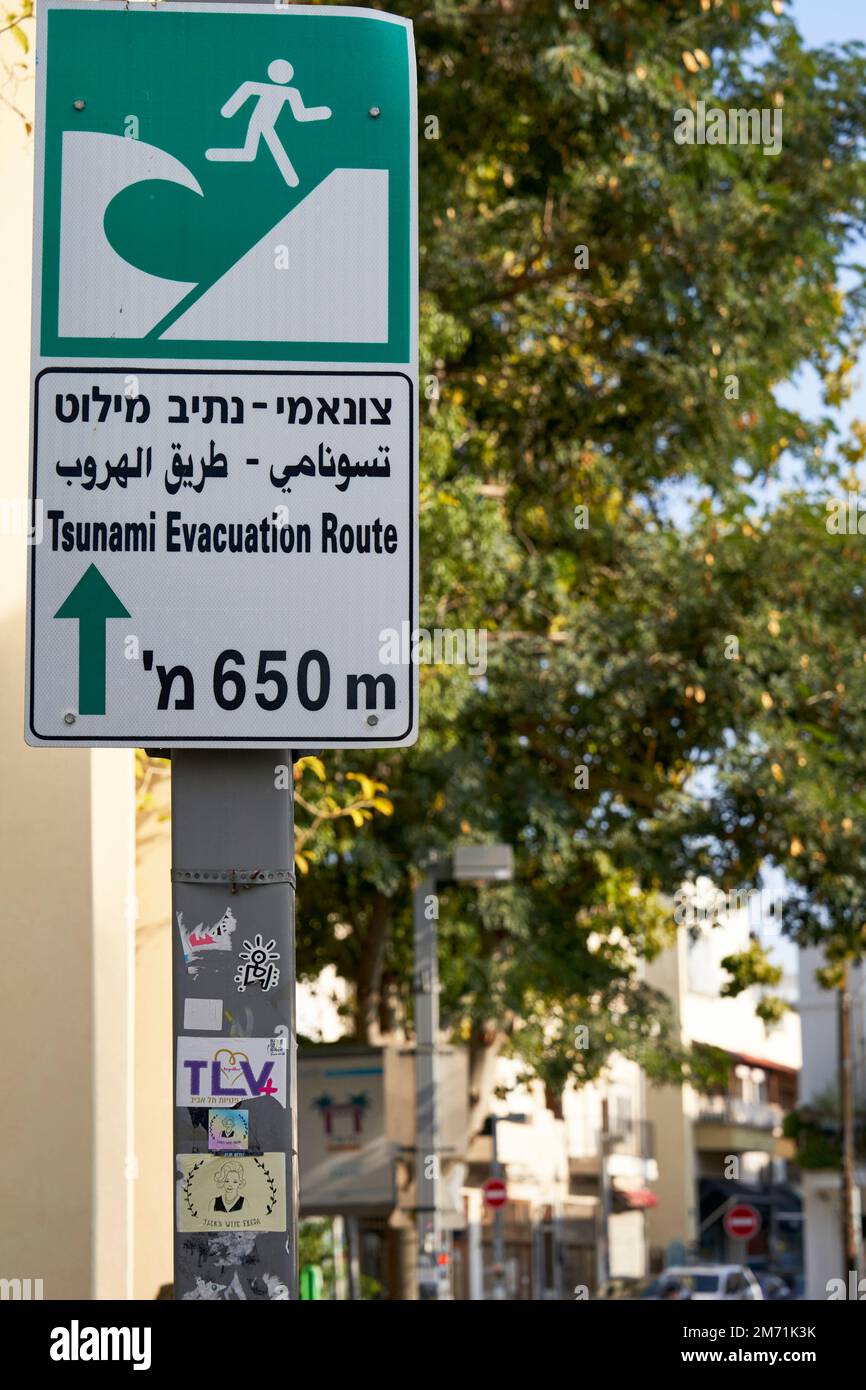 Panneau de rue de la route d'évacuation du tsunami en anglais, hébreu et arabe dans la vieille ville de tel Aviv Banque D'Images