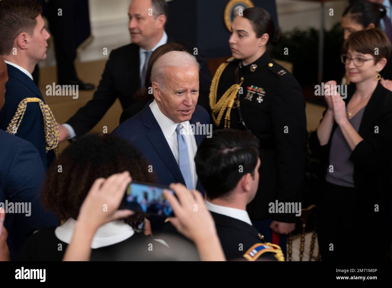 Le président des États-Unis Joe Biden part après avoir célébré le deux ans d'anniversaire de l'insurrection de 6 janvier à la Maison Blanche à Washington, DC, vendredi, 6 janvier 2023. Biden a remis la Médaille des citoyens du Capitole à l'officier de police du Capitole Eugene Goodman, l'ancien officier de police de Washington, Michael Fanone, l'officier de police du Capitole Caroline Edwards, l'officier de police du Capitole Brian Sicknick (à titre posthume), les travailleurs électoraux Shaye Moss et sa mère Ruby Freeman, la conférencière de l'Arizona House Rusty Bowers, Al Schmidt, Ancien commissaire républicain de Philadelphie, secrétaire d'État du Michigan Jocel Banque D'Images