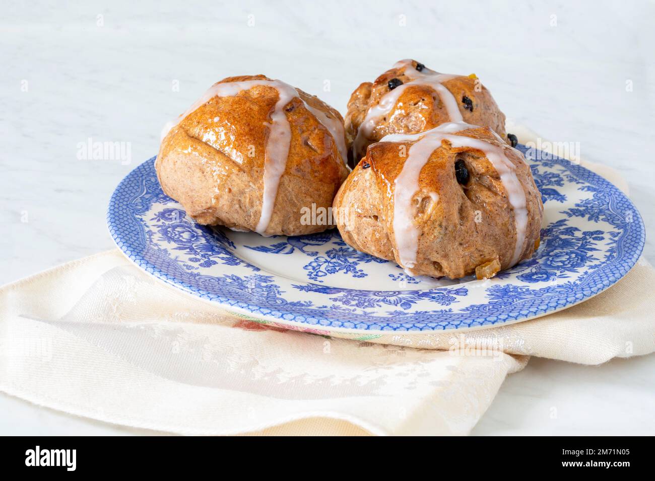 Petits pains traditionnels faits maison avec fruits et raisins secs. Banque D'Images