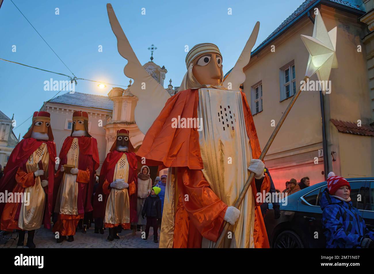 Vilnius, Lituanie. 06th janvier 2023. Les acteurs habillés comme les trois Rois et ange avec l'étoile de Bethléem marchent dans les rues de Vilnius pendant la procession annuelle consacrée aux célébrations du jour d'Epiphanie. Dans l'Église catholique, la fête en l'honneur des trois sages qui ont apporté des dons au nouveau-né Christ est célébrée le jour de l'Epiphanie, 6 janvier. Crédit : SOPA Images Limited/Alamy Live News Banque D'Images