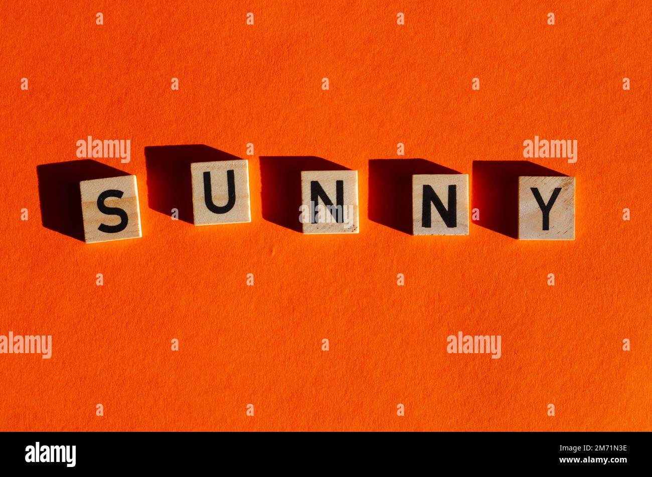 plan de cubes en bois avec des lettres sur une surface orange. Mot soleil Banque D'Images