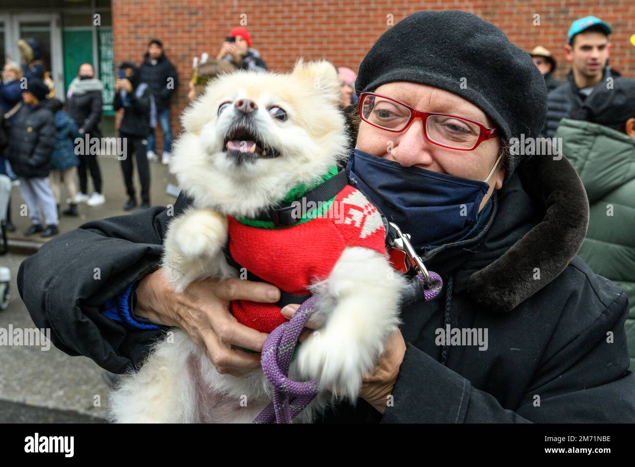 New York, États-Unis. 6th janvier 2023. Une femme avec un chien applaudit les participants se bousculaient dans les rues de East Harlem lors de la parade annuelle 46th des trois Rois organisée par El Museo del Barrio. La célébration traditionnelle espagnole a eu lieu en personne pour la première fois depuis le début de la pandémie du coronavirus (COVID-19). Le thème de cette année était : « entre Familia: Santé mentale et bien-être de nos communautés », axé sur l'importance de la santé mentale et du bien-être. Credit: Enrique Shore/Alay Live News Banque D'Images