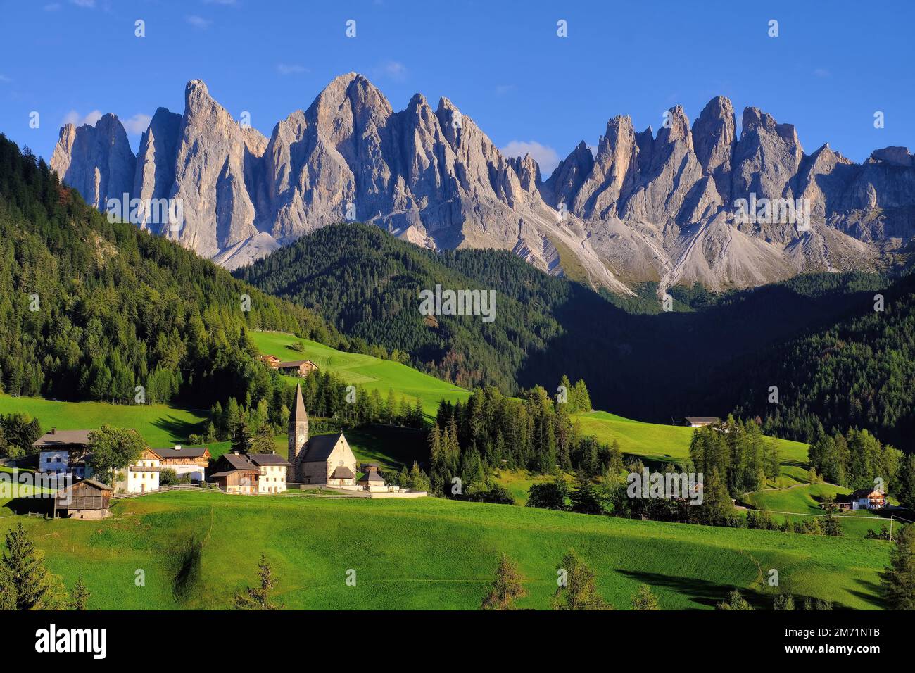 Santa Magdalena : Eglise St Maddalena et montagnes Odle peu avant le coucher du soleil dans la vallée du Val di Funes, Dolomites, Tyrol du Sud, Italie Banque D'Images