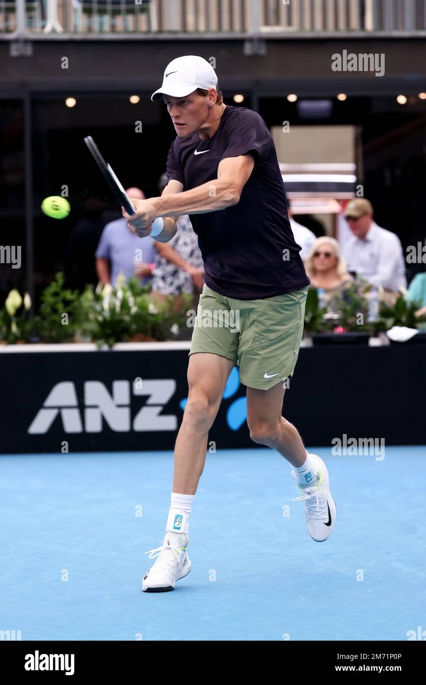 Adélaïde, Australie, 6 janvier 2023. Jannik sinner, d'Italie, est à l'arrière-plan lors du match de tennis international d'Adélaïde entre Jannik sinner, d'Italie, et Sebastian Korda, des États-Unis, à Memorial Drive sur 06 janvier 2023, à Adélaïde, en Australie. Crédit : Peter Mundy/Speed Media/Alay Live News Banque D'Images