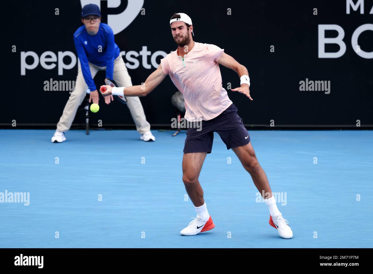 Adélaïde, Australie, 6 janvier 2023. Karen Khachanov joue un rôle de  prémain lors du match international de tennis d'Adélaïde entre Daniil  Medvedev et Karen Khachanov sur la route Memorial Drive à 06