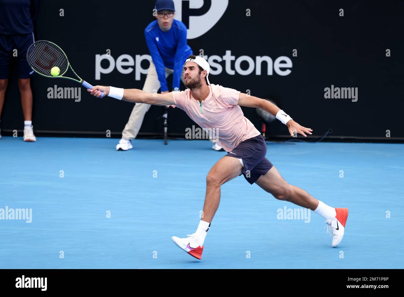 Adélaïde, Australie, 6 janvier 2023. Karen Khachanov joue un rôle de prémain lors du match international de tennis d'Adélaïde entre Daniil Medvedev et Karen Khachanov sur la route Memorial Drive à 06 janvier 2023 Adélaïde, en Australie. Crédit : Peter Mundy/Speed Media/Alay Live News Banque D'Images