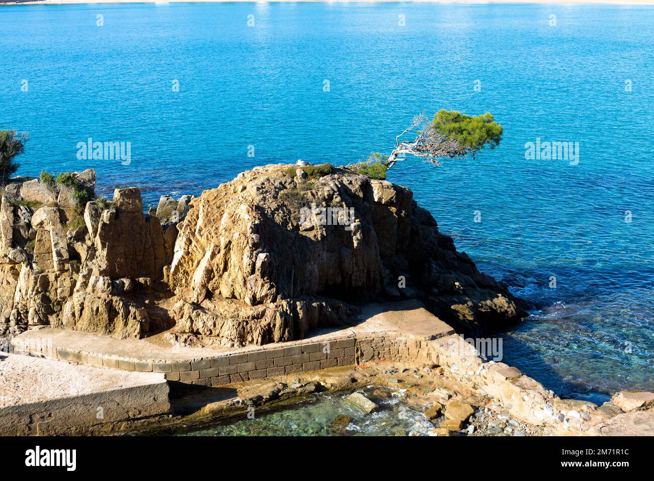 Petite plage entre rochers sur la Costa Brava catalane, Espagne Banque D'Images