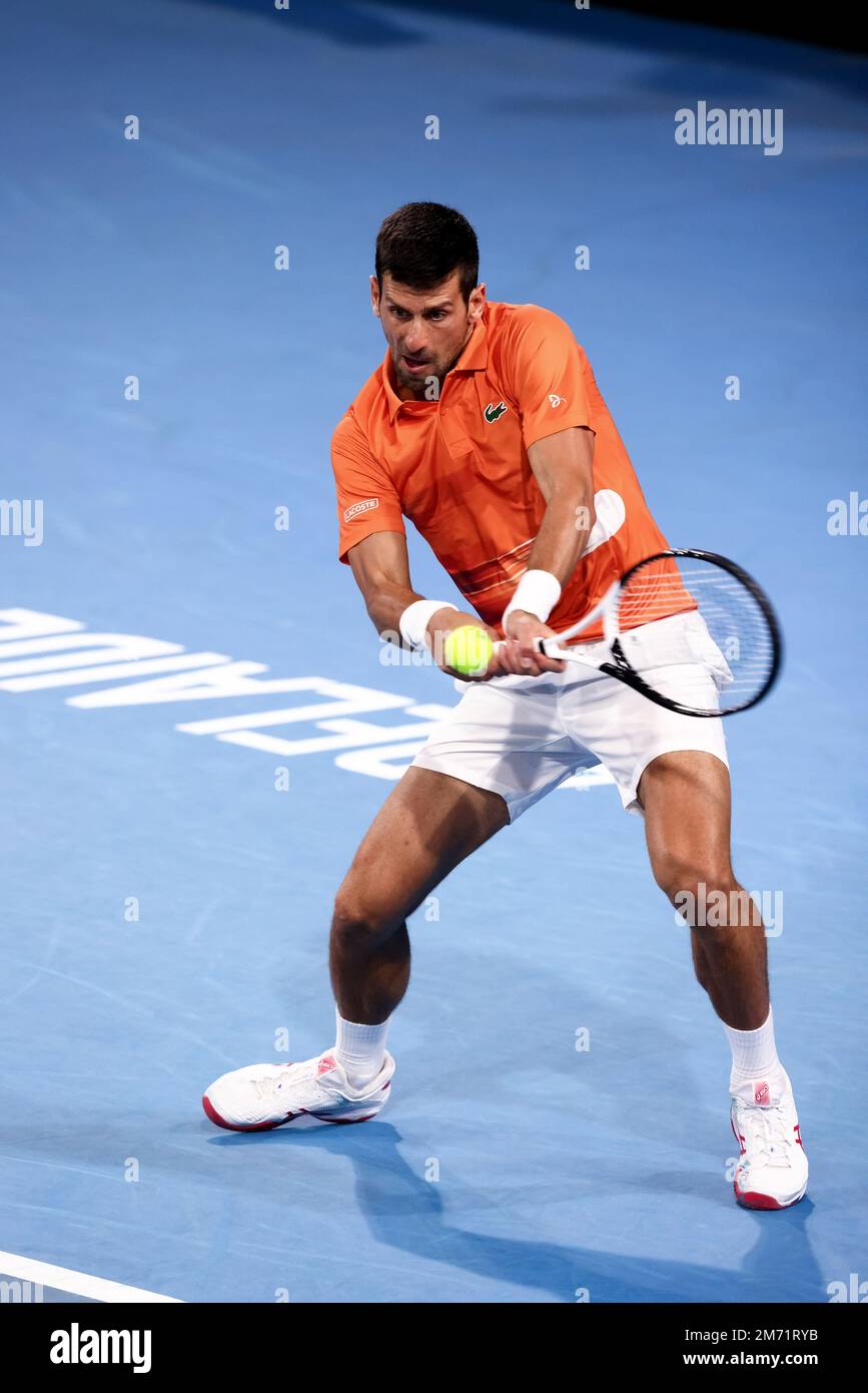 Adélaïde, Australie, 6 janvier 2023. Novak Djokovic, de Serbie, joue un revers lors du match international de tennis d'Adélaïde entre Novak Djokovic, de Serbie, et Denis Shapovalov, du Canada, à Memorial Drive sur 06 janvier 2023, à Adélaïde, en Australie. Crédit : Peter Mundy/Speed Media/Alay Live News Banque D'Images