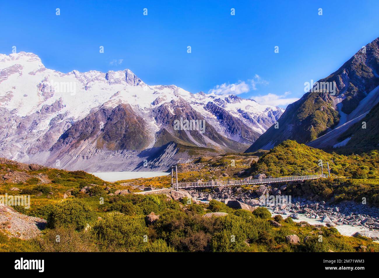 Pont suspendu au-dessus de la vallée de Hooker dans les montagnes alpines de la Nouvelle-Zélande sur une piste de randonnée jusqu'au Mont Cook. Banque D'Images