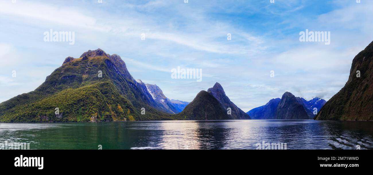 Panorama panoramique sur les pics montagneux du fjord de Milford Sound avec le pic de Mitre sous un ciel bleu. Banque D'Images