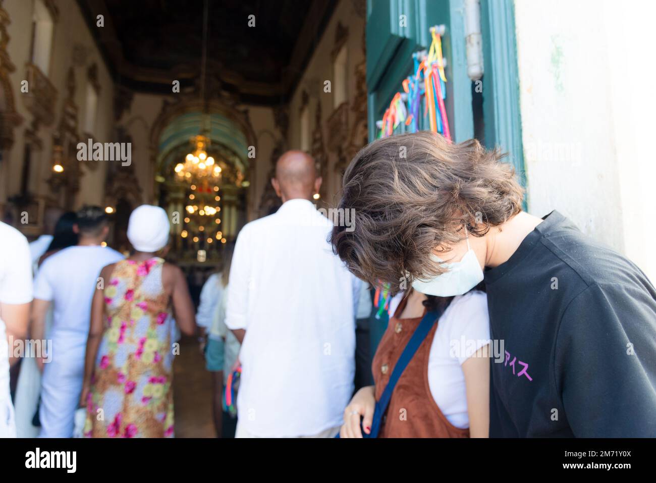 Salvador, Bahia, Brésil - 06 janvier 2023: Les fidèles catholiques prient à l'entrée de l'église Senhor do Bonfim à Salvador, Bahia. Banque D'Images