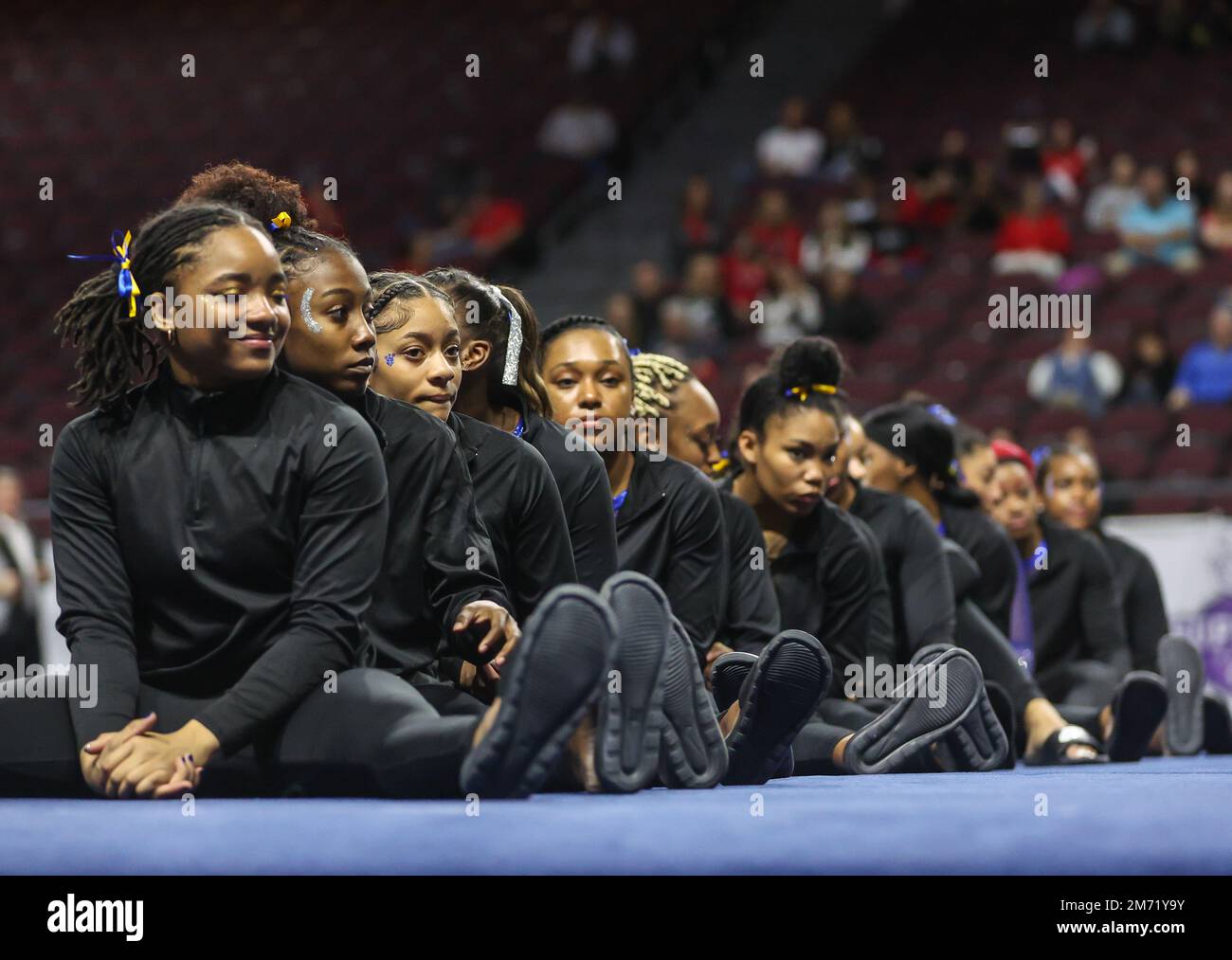 Las Vegas, Nevada, États-Unis. 6th janvier 2023. L'équipe de gymnastique de l'Université Fisk attend les prix de la rencontre inaugurale de son équipe après la session 1 de la rencontre de gymnastique de la Super 16 au stade Orleans Arena de Las Vegas, Nevada. Kyle Okita/CSM/Alamy Live News Banque D'Images