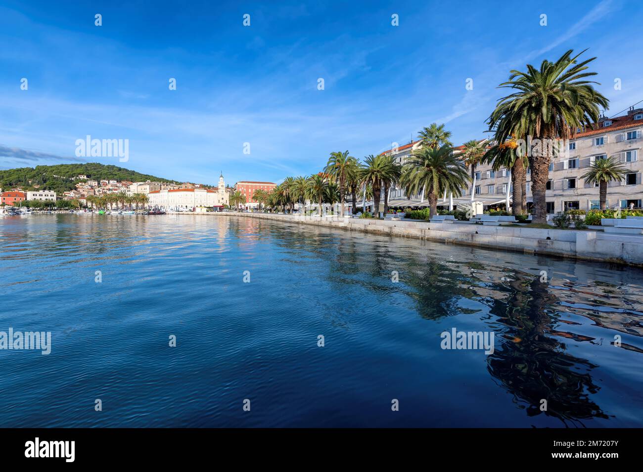Belle vue sur le remblai de la vieille ville de Split par une journée ensoleillée, Split, Dalmatie, Croatie Banque D'Images