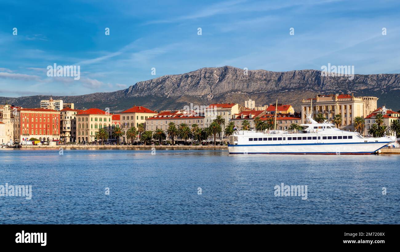 Vue sur le front de mer de la vieille ville de Split avec des navires dans le port, Split, Dalmatie, Croatie Banque D'Images
