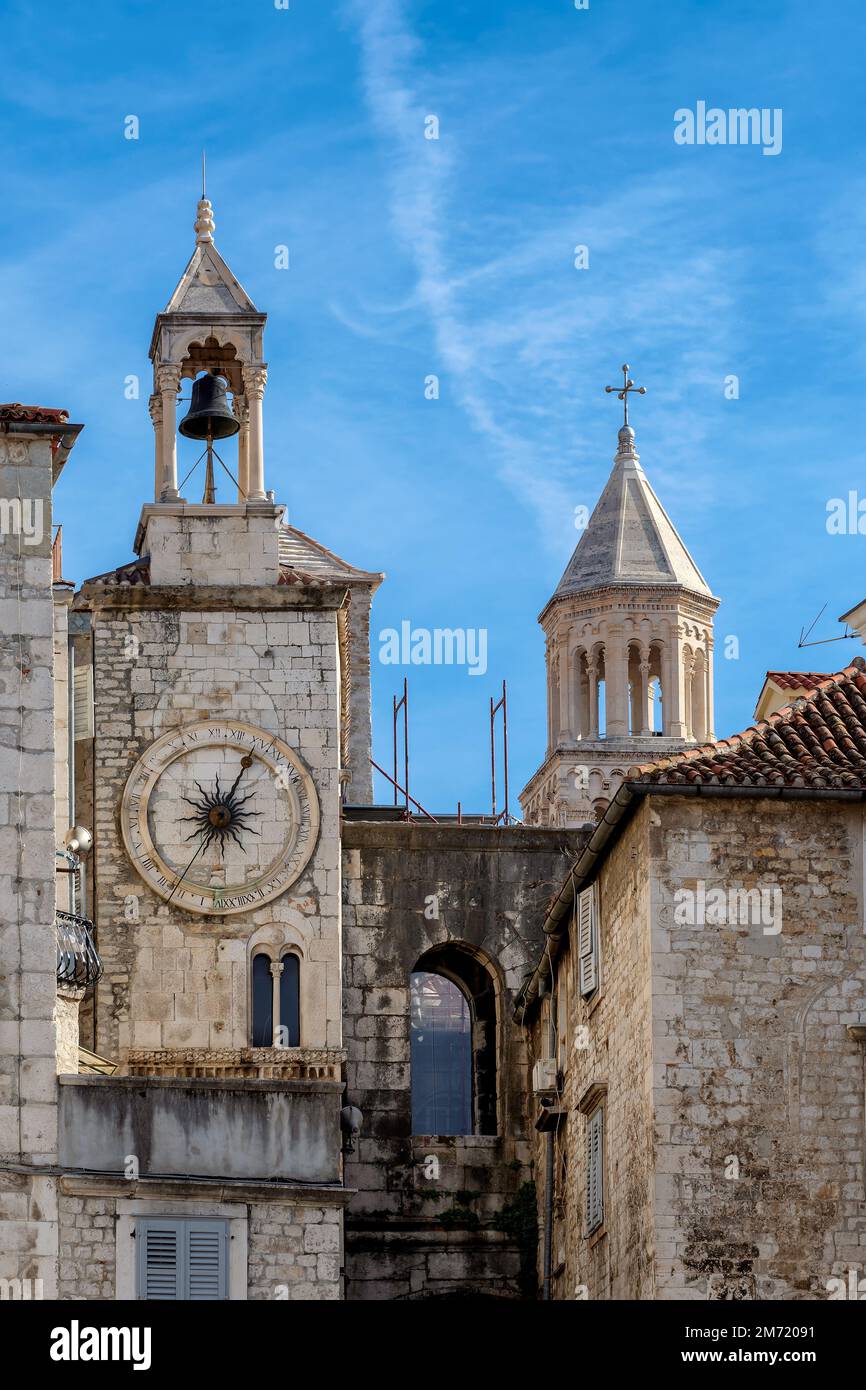 Belle vue sur les tours de la vieille ville de Split, Dalmatie, Croatie. Banque D'Images