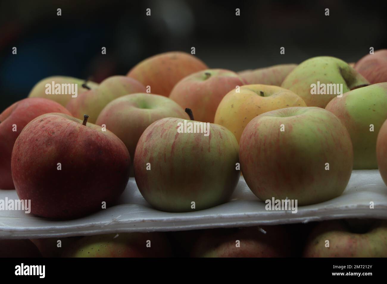 Photo de gros plan des pommes rouges et jaunes Banque D'Images