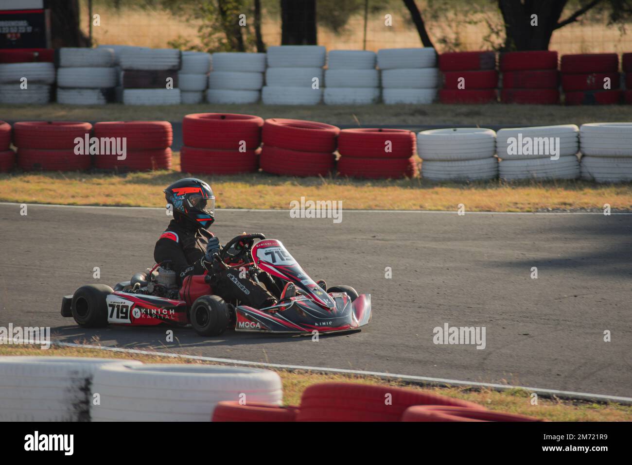 Queretaro, Queretaro, 11 18 22 ans, garçon en casque et en uniforme de course, entraîne kart sur piste de karting, sports d'adrénaline d'été Banque D'Images
