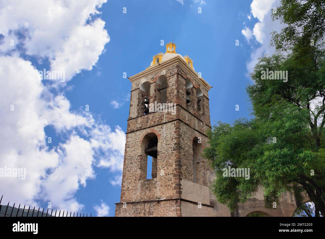 Tlaxcala, Tlaxcala, 09 18 22, point de repère pour les touristes, clocher de l'ancien couvent de notre-Dame de l'Assomption, jour d'été avec ciel bleu Banque D'Images