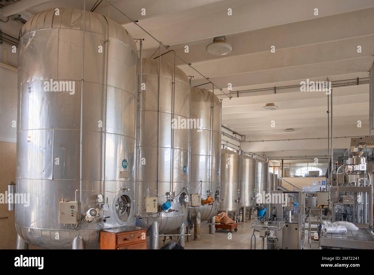 Salle de fermentation de l'usine de vin, machines industrielles, pas de personnes Banque D'Images