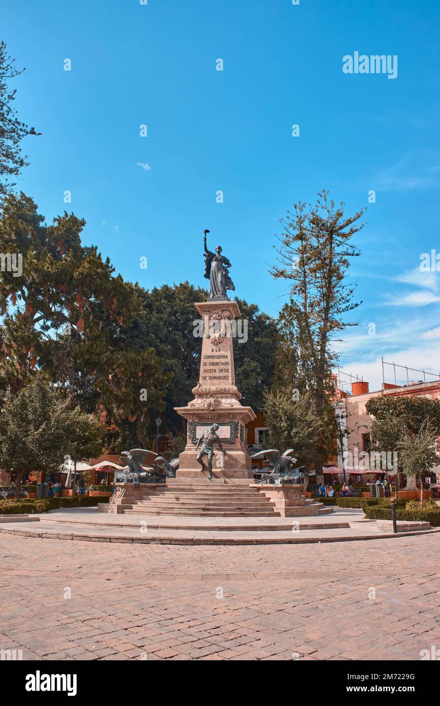 Santiago de Queretaro, Queretaro, Mexique, 09 07 22, vue de face du monument de Corregidora en été avec ciel bleu Banque D'Images