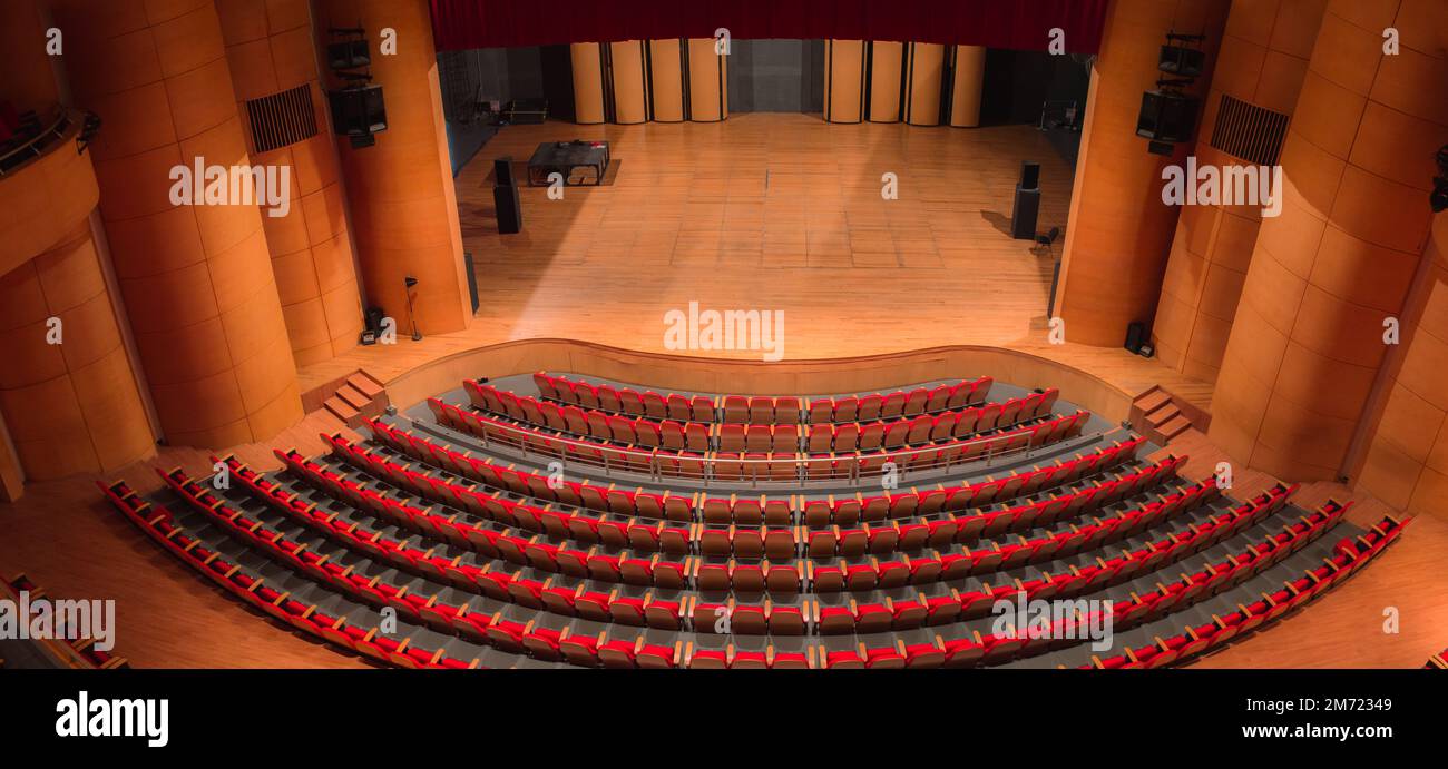 Intérieur de théâtre vide avec des bancs rouges, scène métropolitaine, Tampico Tamaulipas, pas de personnes Banque D'Images