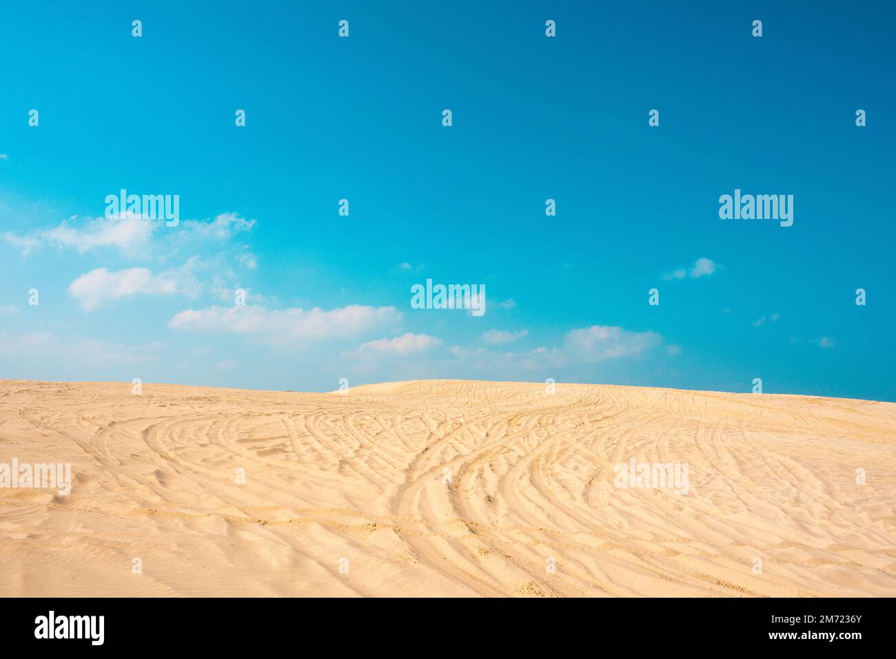 Plage de dunes d'or dans la ville de madero tamaulipas, montagne de sable avec des marques de véhicule et ciel bleu, pas de personnes Banque D'Images