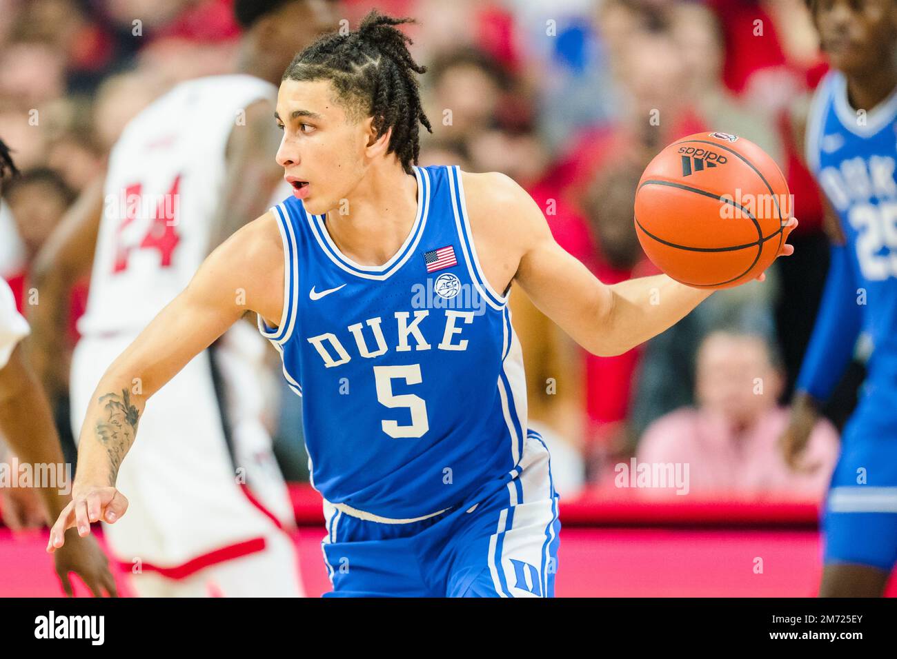 La garde Tirese Proctor de Duke Blue Devils (5) joue pendant le match de basket-ball de l'université NCAA entre les Duke Blue Devils et le Wolfpack d'État de Caroline du Nord à l'arène PNC le samedi 4 janvier 2023 à Raleigh, en Caroline du Nord. Jacob Kupferman/CSM Banque D'Images