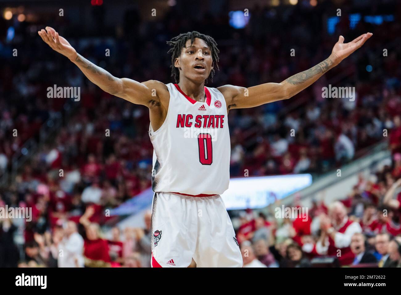 Terquavion Smith (0), garde de Wolfpack de l'État de Caroline du Nord, réagit lors du match de basketball du Collège NCAA entre les Duke Blue Devils et le Wolfpack de l'État de Caroline du Nord à l'arène PNC, samedi 4 janvier 2023 à Raleigh, en Caroline du Nord. Jacob Kupferman/CSM Banque D'Images