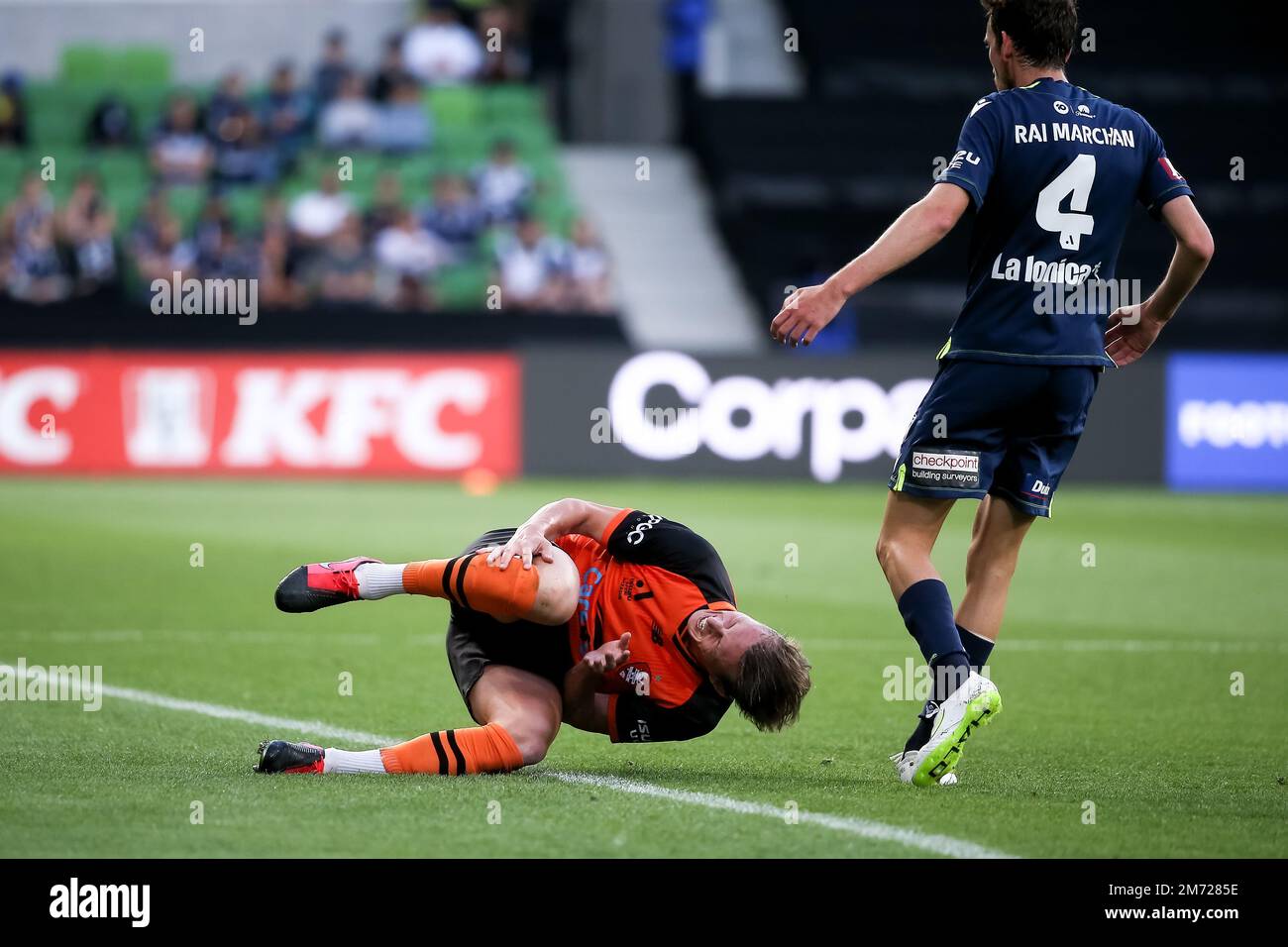 Melbourne, Australie, 6 janvier 2023. Joseph Knowles de Brisbane tombe lors du match De football masculin A-League entre Melbourne Victory et Brisbane Roar à l'AAMI Park on 06 janvier 2023 à Melbourne, en Australie. Crédit : Dave Helison/Speed Media/Alamy Live News Banque D'Images