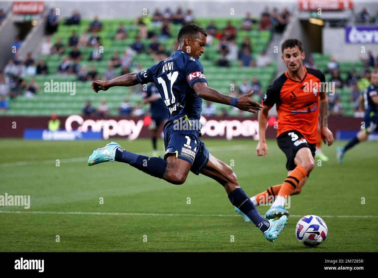 Melbourne, Australie, 6 janvier 2023. Luis Cunha, de Melbourne Victory, lance le ballon lors du match De football masculin A-League entre Melbourne Victory et Brisbane Roar à l'AAMI Park on 06 janvier 2023 à Melbourne, en Australie. Crédit : Dave Helison/Speed Media/Alamy Live News Banque D'Images