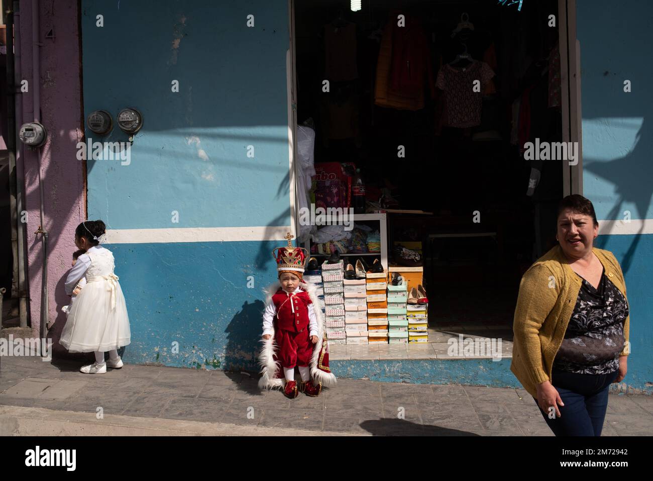 Miahuatlan, Oaxaca, Mexique. 6th janvier 2023. Les enfants célèbrent la fête des trois Rois. Pendant la fête, les enfants sont habillés comme les Rois, Melchos, Gaspar et Baltazar. Une procession a lieu dans toute la ville. Pendant la célébration, des bonbons et des jouets sont donnés à certains enfants. (Credit image: © Hector Adolfo Quintanar Perez/ZUMA Press Wire) Banque D'Images