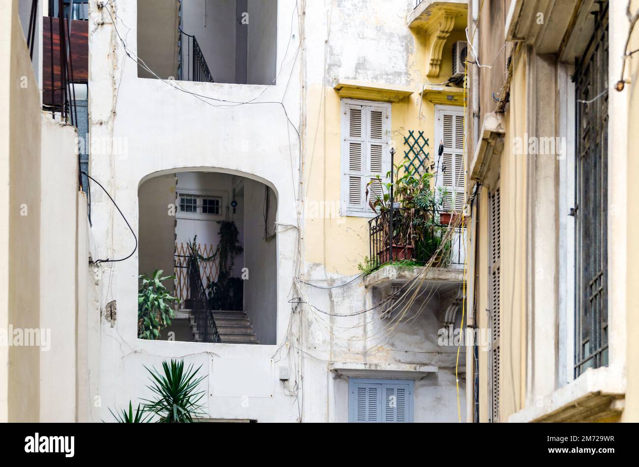 Ancienne façade de bâtiment résidentiel dans une allée à Beyrouth, Liban Banque D'Images
