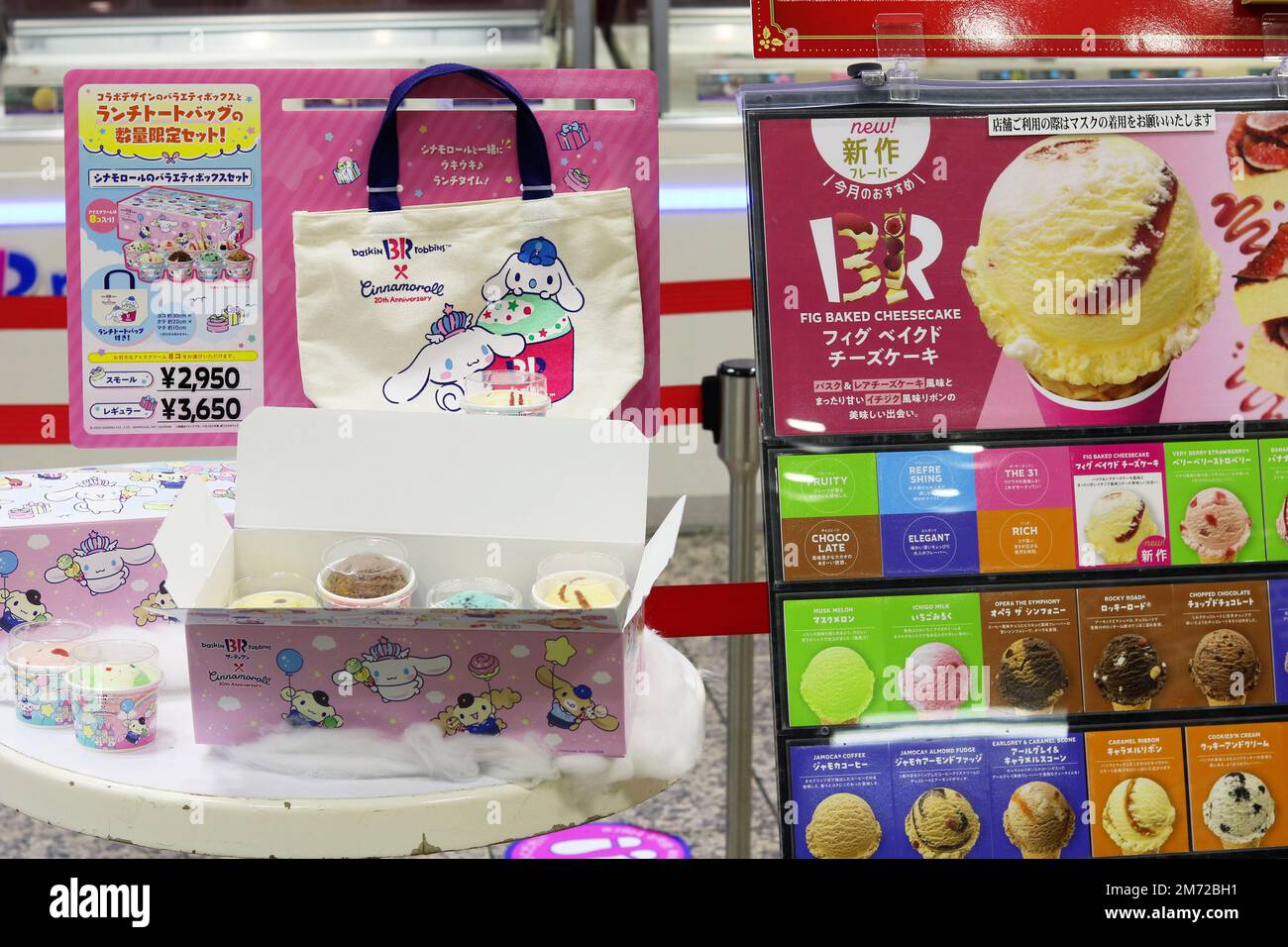 TOKYO, JAPON - 24 novembre 2022 : détail d'une crème glacée Baskin-Robbins et menu de la boutique de gâteaux par présentation d'un ensemble spécial avec les personnages Sanrio. Banque D'Images