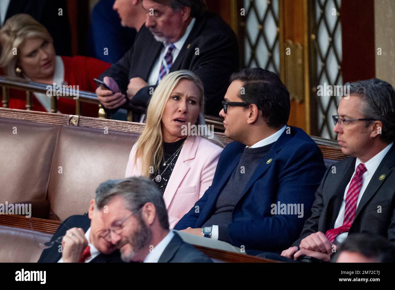 Le représentant élu des États-Unis George Santos (républicain de New York), à droite, s'entretient avec la représentante des États-Unis Marjorie Taylor Greene (républicaine de Géorgie), à gauche, dans la salle de la Chambre lors du vote du Président de la Chambre au Capitole des États-Unis à Washington, DC, jeudi, 5 janvier 2023. Credit: Rod Lamkey/CNP (RESTRICTION: PAS de journaux ou journaux New York ou New Jersey dans un rayon de 75 miles de New York City) Banque D'Images