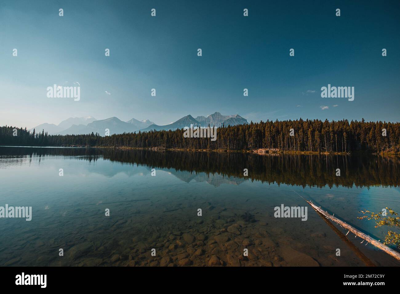 Lac Herbert à Alberta, Canada à l'été 2022. Le lac Herbert est situé près des montagnes canadiennes de Rockie Banque D'Images