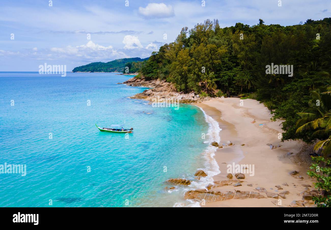 Vue aérienne de drone sur la plage de Banana avec des palmiers à Phuket en Thaïlande. Banana Beach Phuket par une journée ensoleillée Banque D'Images