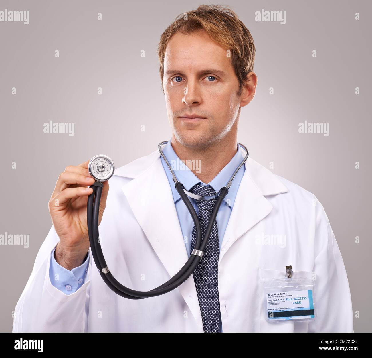 HES sur le pouls de la science. Un petit portrait en studio d'un beau médecin tenant un stéthoscope. Banque D'Images