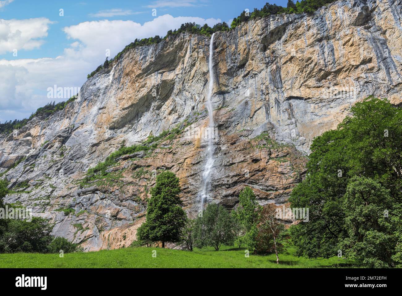 Belle vallée de Lauterbrunnen dans les alpes suisses Banque D'Images