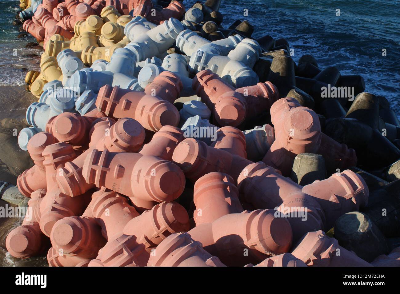 Pierres de jetée colorées sur la plage Banque D'Images