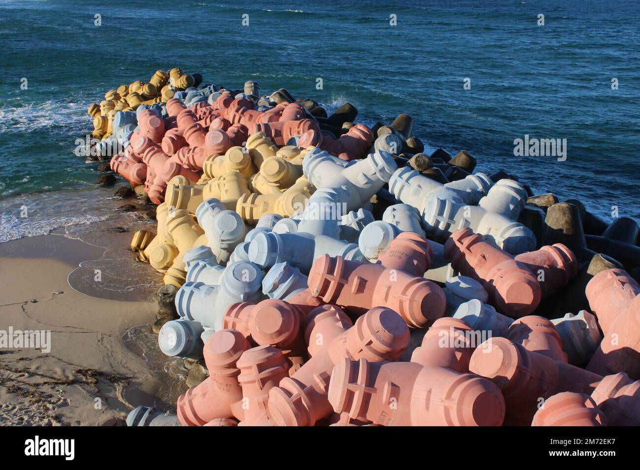 Pierres de jetée colorées sur la plage Banque D'Images