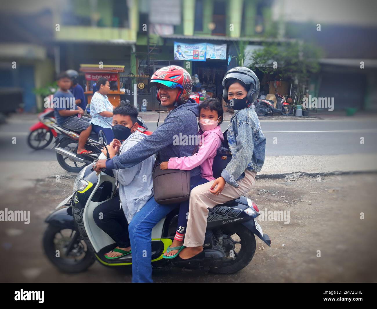 Famille heureuse avec deux enfants à moto Banque D'Images