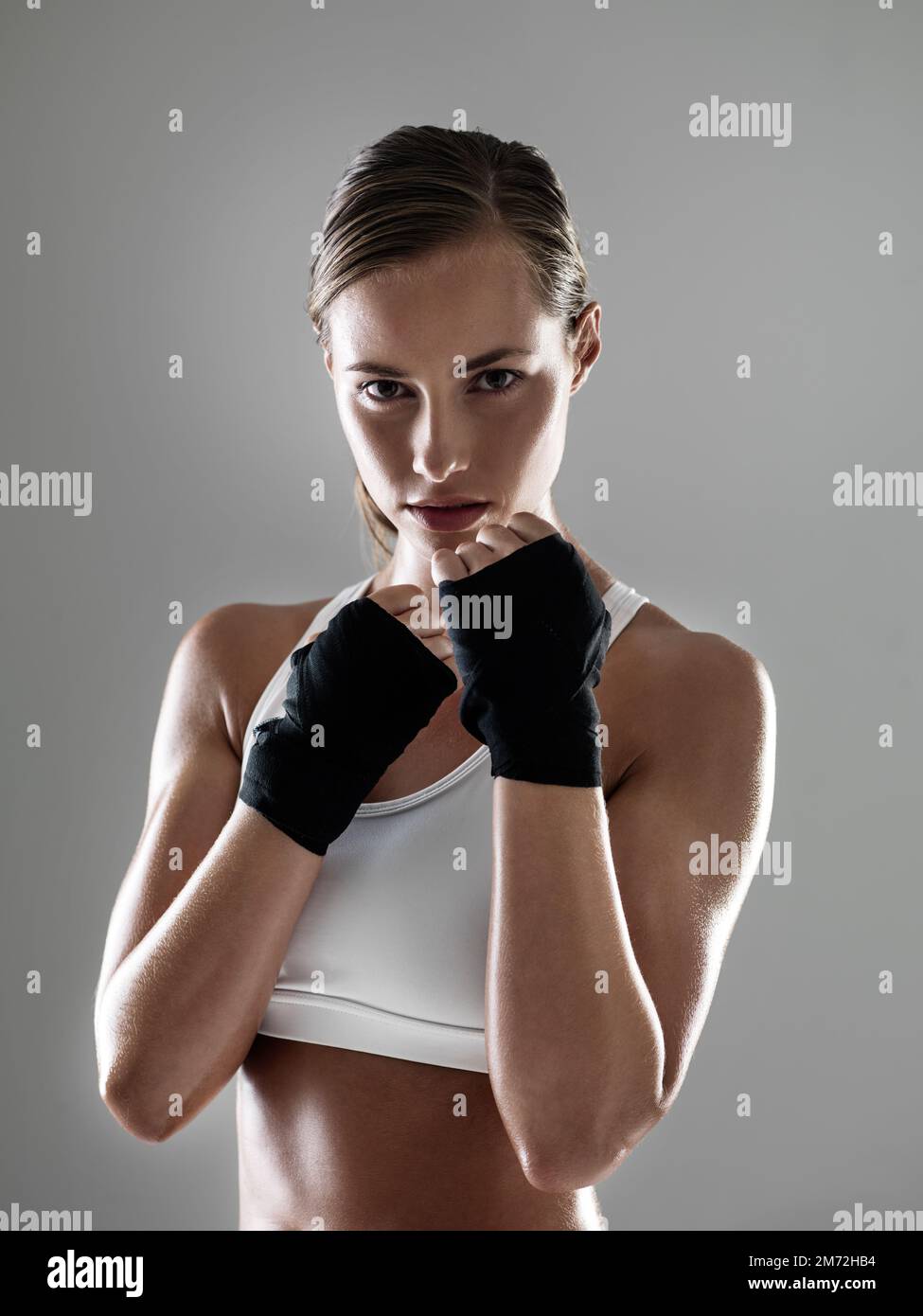 Contre la graisse. Portrait d'une jeune femme en position boxer. Banque D'Images