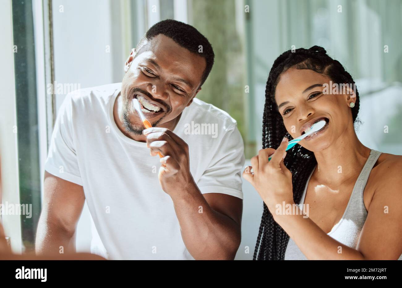 Couple noir, brossage des dents et nettoyage dentaire dans la salle de bains ensemble pour l'hygiène du toilettage, le bien-être de beauté et les soins de santé avec brosse à dents. Africain Banque D'Images
