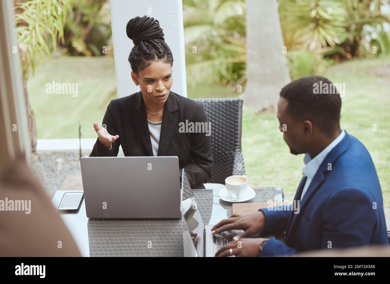 Hommes d'affaires, homme d'affaires et femme noire en réunion sur la terrasse, arrière-cour et objectif financier lors d'un voyage d'affaires. Homme noir, femme et affaires du matin Banque D'Images
