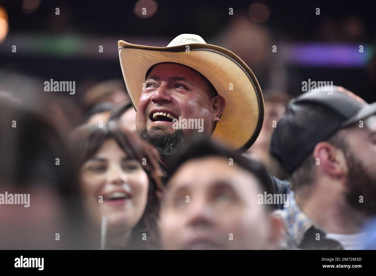 Un homme portant un chapeau de cow-boy sourit lorsqu'il assiste à la  compétition de « Buck off » de PBR Monster Energy au Madison Square Garden,  New York, NY, 6 janvier 2023.