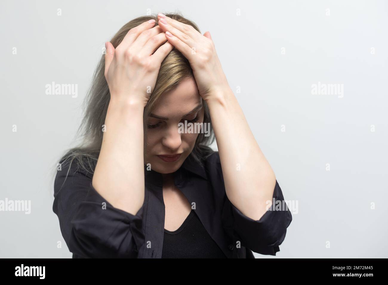Triste fatigué jeune femme touchant le front ayant des maux de tête migraine ou la dépression, contrarié fille frustrée troublée avec problème sentir stressé couverture pleurant Banque D'Images