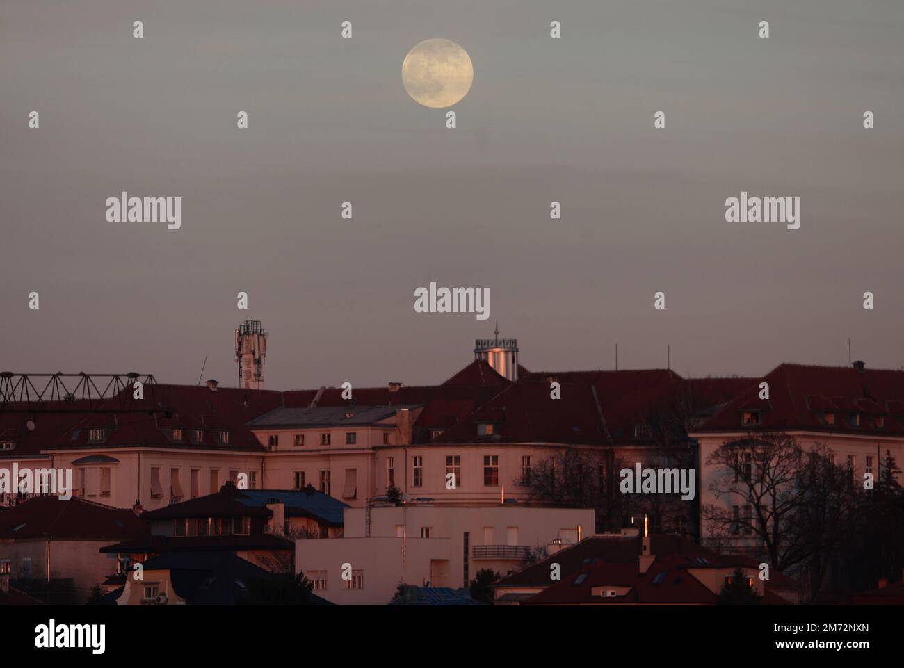 Pleine lune connue sous le nom de « Lune du loup » s'élève au-dessus de Zagreb, en Croatie, sur 6 janvier 2023. Photo: Marko Prpic/PIXSELL Banque D'Images